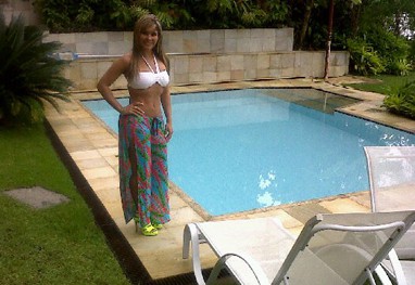 Mulher Maçã grava videoclipe com cantor angolano em Angra dos Reis 