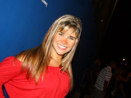 Mulher Maçã curte show do Pixote na Rocinha