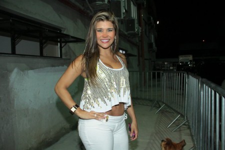 Mulher Maçã vai a evento com seus 'cabelos de ouro'