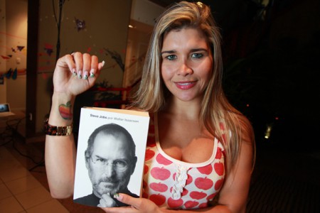 Mulher Maçã vibra com o lançamento do novo iPad