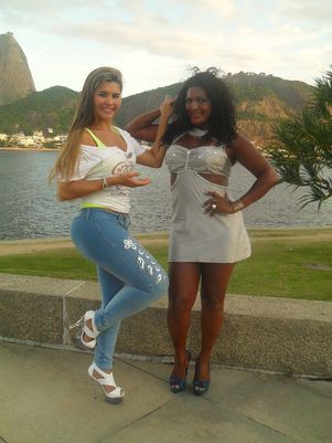 Mulher Maçã faz aulas de samba e passos de kuduro para Carnaval