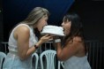 Mulher Maçã divide bolo com amiga em festa de Réveillon