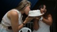 Mulher Maçã começa 2012 realizando sonho de morder bolo de aniversário