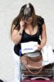 Mulher Maçã embarca em aeroporto carioca com decote generoso